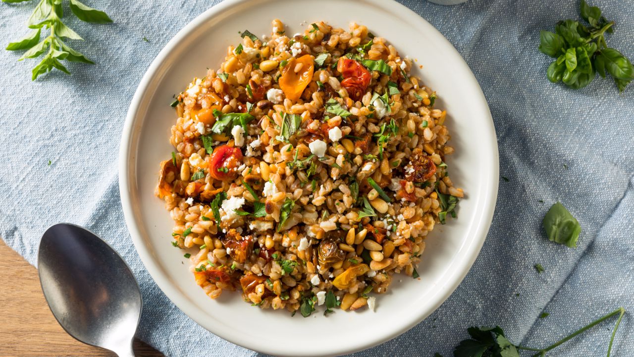 ensalada-espelta-setas-otoño-queso-nueces-sanaexpert